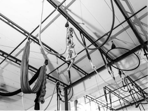 Hanging acrobatic apparatus