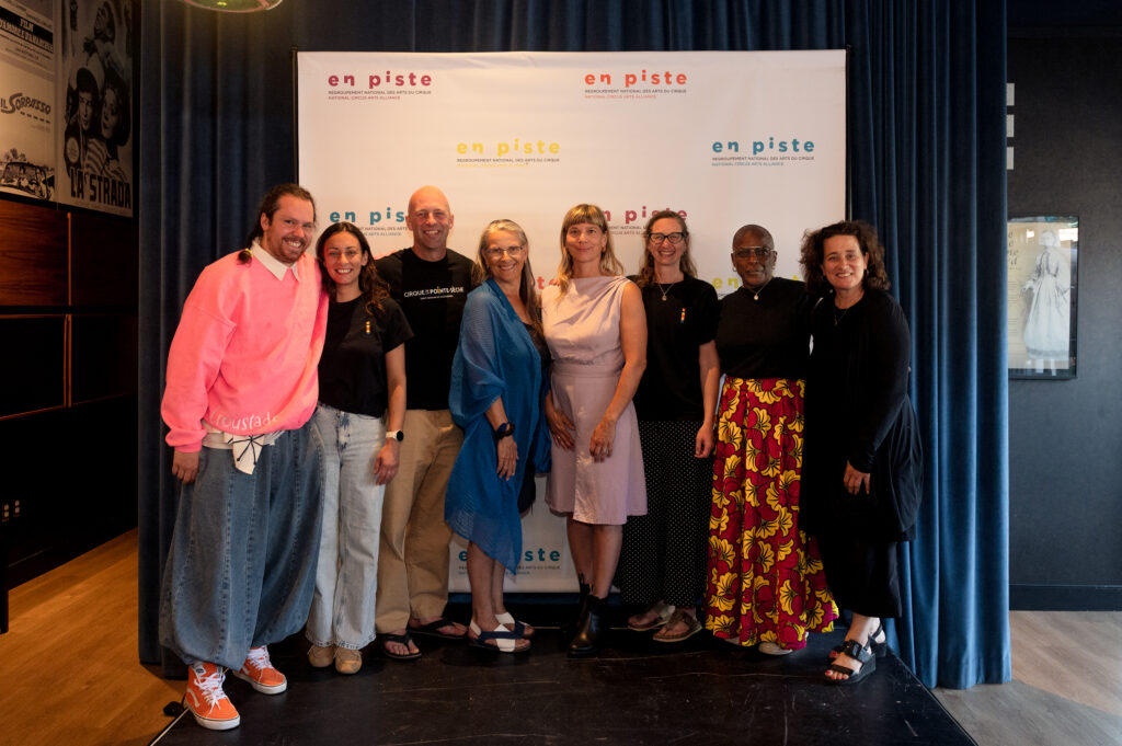 Vincent Jutras (La Croustade), Stéphanie Duchesneau (Cirque Pointe-Sèche), Elyme Gilbert (Cirque Pointe-Sèche), Nadia Drouin (En Piste), Melissa Colello (Cirque Pointe-Sèche), Stephanie Friesinger (Cirque Pointe-Sèche), Honorine Youmbissi (CALQ) et Nathalie Maillé (CAM). Photo sage rebelle